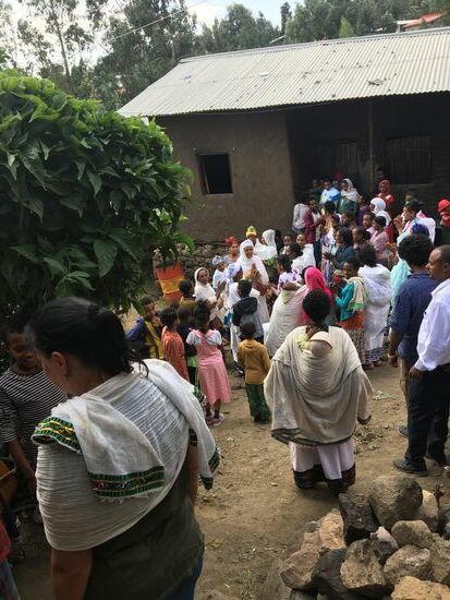 Draußen geht der Rummel richtig los...immer mehr Menschen kommen...