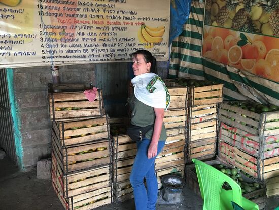 Sehr rustikal, ein einfaches Planen-Zelt vor einer Hütte: es riecht schon sehr nach gegorenem Obst--die Kisten sind voller Mangos und Avocados