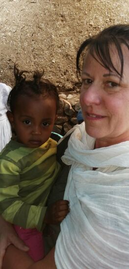 Mit Lyia auf dem Arm--sie mag mich. Bei Dirk fängt sie an zu weinen...