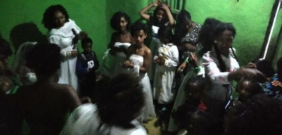 Hier im Halbdunkel muss sie warten, bis ihr Bräutigam sie erlöst