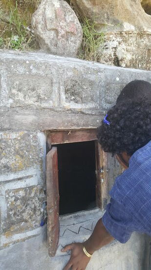 Hier drin ist das heilige Wasser, nach dem Gebet waschen sich die Priester hier