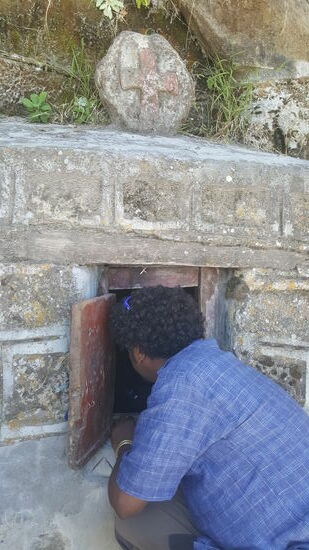 Happy holt etwas Wasser heraus ...