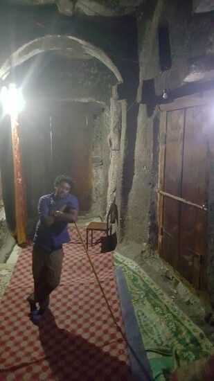 Es gibt 3 Türen in die Kirche: eine für Frauen, eine für Männer und eine für den Priester