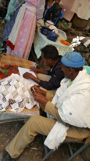 Am Eingang der Feierrunde, sitzen immer 2 Herren, die Buch führen, was jeder als Obulus beisteuert. Es wird registriert und dann verschwinden die Scheine in den Korb unter der Spitzendecke.