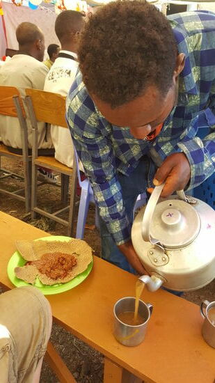 Es wird großzügig immer wieder nachgeschenkt. Außerdem gibt es...na...was wohl? Injera!!!Entweder mit extrem scharfen, fettigen Fleisch oder mit Churro...
