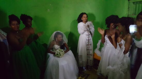 Ihre Freundinnen bzw Brautjungfern singen und klatschen. Die Luft ist schlecht, und es ist stickig. Wir sind froh, dass wir raus können--sie muss weiter ausharren...