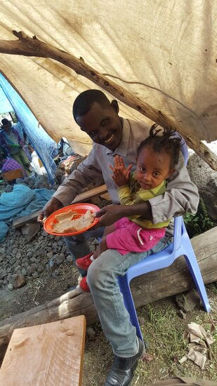 Da ist auch Lyia und der Lehrer....ich habe von Happy gehört, dass er ein Auge auf Salem geworfen hat. Und Lyia ruft ihn "Daddy"!