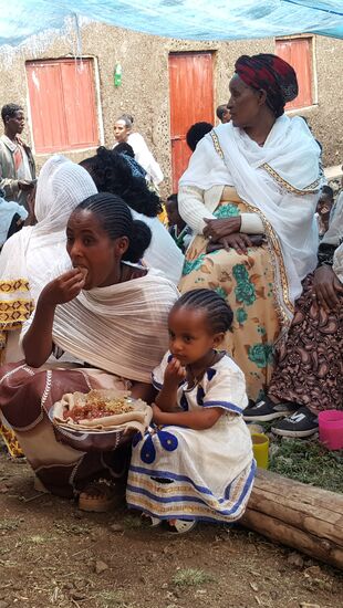 Die kleine Betty mit einer Volontärin. Ganz schick von Happys Tante zurechtgemacht...