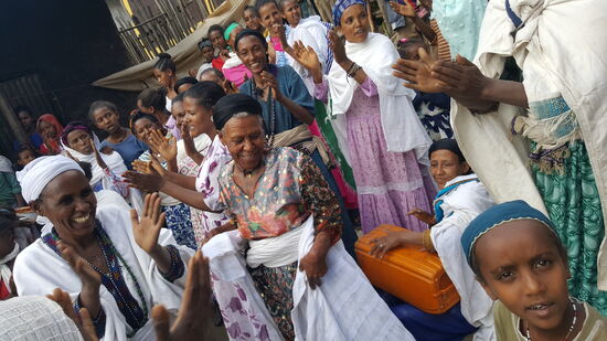 Die alten Damen tanzen ganz wild den "Shoulderdance"