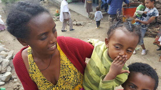 Lyia verteilt immer Kussi  