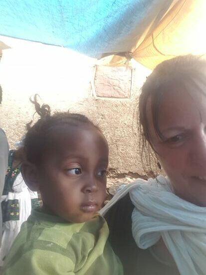 Im Zelt beginnen nun die Männer den Bräutigam aufzuheizen: Tanzen, klatschen und lautes Gegröhle. Ich schaue mit Lyia auf dem Arm zu