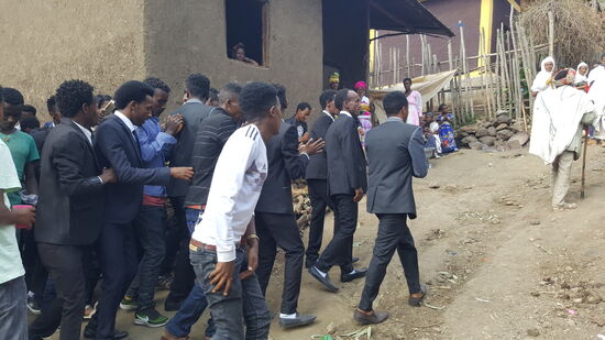 Dann geht die Männerhorde , der Bräutigam voran zu de Hütte um die Braut abzuholen. Endlich!
Das Spiel was nun kommt kenne ich auch: Es wird lange verhandelt, mit Schmuck, Geld usw...bis die Freundinnen der Braut einwilligen und dann geben sie die Braut heraus