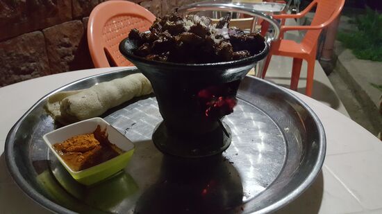 Den Abend beenden wir mit einem äthiopischen Fleischtopf in unserem HOtel.
Dieser besteht aus schwarz verkohltem Rindfleisch, was auch wieder zäh ist--kaum zu kauen! Und auch nicht sehr magenfreundlich!