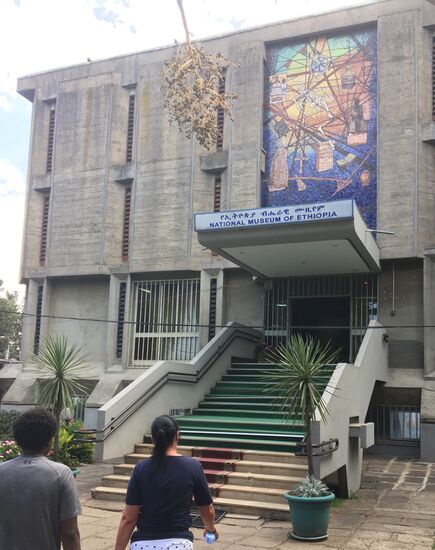 So. Hier ist das Nationalmuseum. Ich kenne es schon--aber für 10 Birr= 30 Cent schaue ich noch mal mit rein!