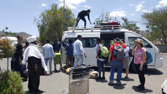 Außer uns sind noch 2 Gäste aus Israel dabei...Israelis trifft man hier viel. Israel hat Äthiopien bei dem heftigen Waldbränden in den "Simien mountains" geholfen--Happy drückt deshalb seine Dankbarkeit den beiden gegenüber aus