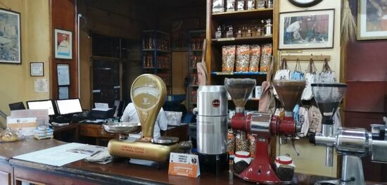 Wir kaufen diesmal keinen Kaffee, denn letztes Mal hat er mir zu Hause nur halb so gut geschmeckt, wie hier