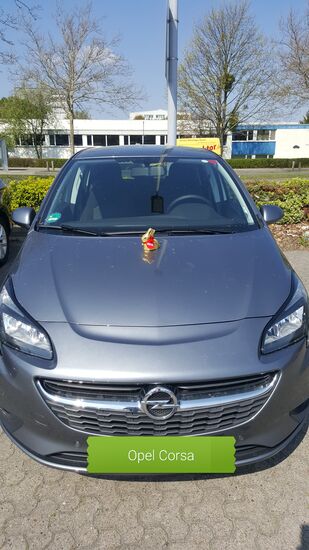Ein Opel Corsa mit genügend Platz für das viele Gepäck und einem Ostergruß von “budget”