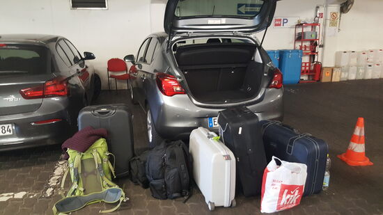 4 große Koffer, 2 Rucksäcke und 2 Handtaschen.
Ich habe viele Sach- und Geldspenden bekommen....schonmal an dieser Stelle 1000 Dank!!!