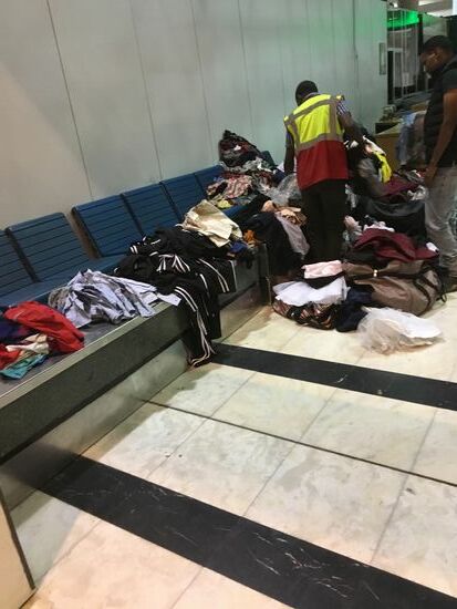 Viele Koffer mussten geöffnet werden und ausgepackt—-zum Glück unsere nicht