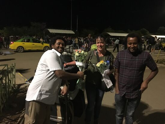 ...mit Blumen, Freund und einem Kleinwagen...