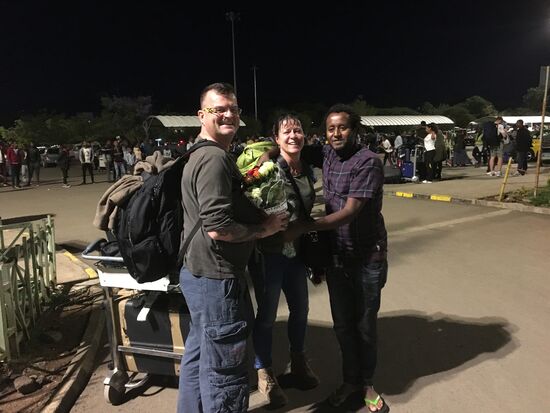 Wir werden mit dem typischen äthiopischen Schultergruß empfangen....