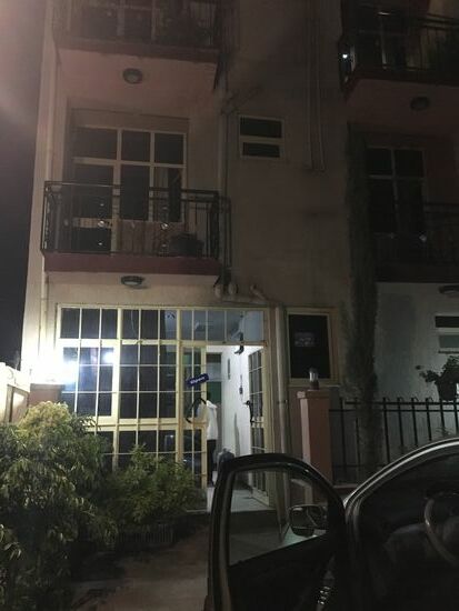 Einfach, aber günstig—mit Toilette und Dusche (leider nur kaltes Wasser)