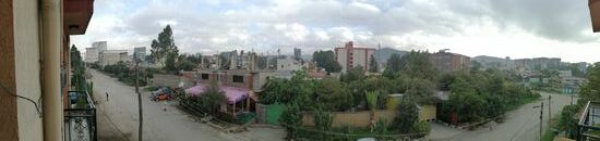 Aussicht von unserem Zimmer: wir befinden uns im Randbezirk von Addis
