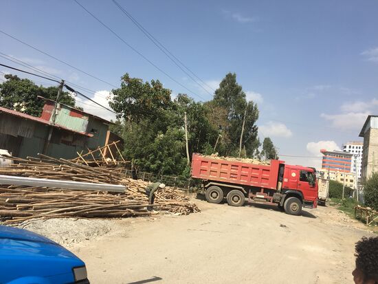 Auf dem Weg eine Baustelle mit viel Gerüstmaterial...