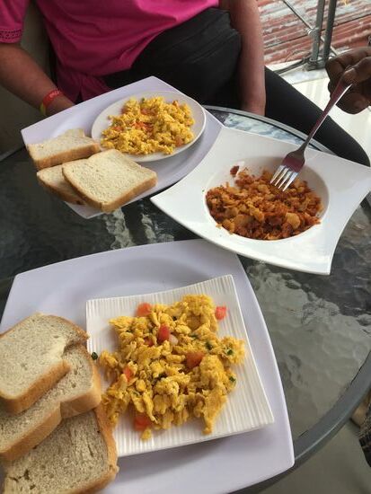 Wir entscheiden uns für Rührei mit Toast und die beiden essen zerflückte Pancakes- mit Honig...