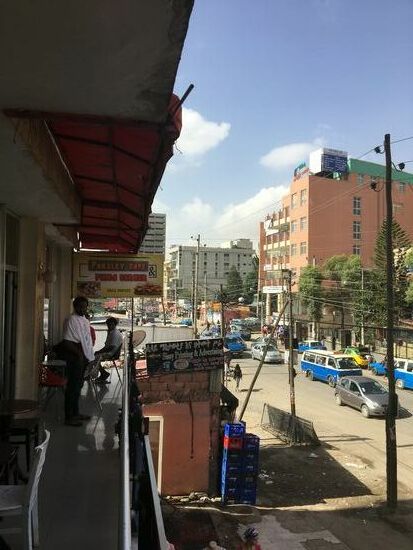 Von der Terrasse hier haben wir einen guten Blick auf das Leben in AA..