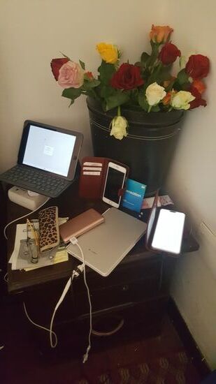 Stilleben....übrigens: Kondome gehören hier oft wie Seife und Toilettenpapier zur Zimmerausstatung.