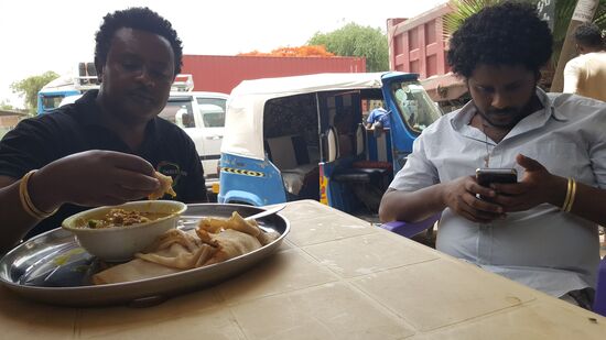 Kurz nach dem Mittag ist “lunchtime” angesagt.
Hier gibt es auch für die kurzen Strecken Tuktuks, wie man im Hintergrund sieht...
Diese werden von indien importiert und kosten 200.000 Birr—etwas mehr als 6000 Euro