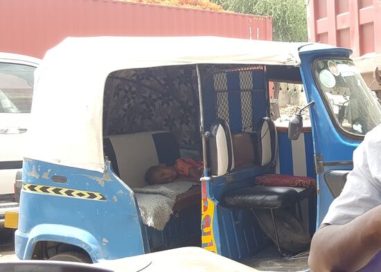 Die Kleine schläft darin....