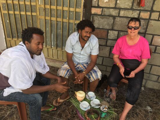 Da wir auf unseren Fahrer, mit dem wir die nächsten 4 Tage unterwegs sind, noch warten müssen, gehen wir noch in einen kleinen Kiosk um den guten traditionellen Kaffee zu trinken...