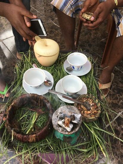 Dieser wird auf einem mit Gras dekorierten Tablett und wohlriechendem Räuchergut serviert.