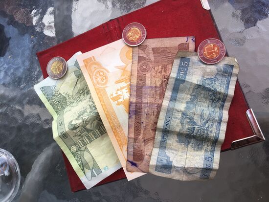 100-50-10-5-Birr-Scheine und 1-Birr-Münzen...