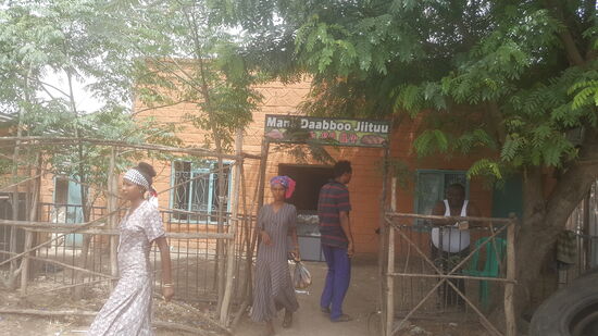 Hier wird noch etwas Luft auf die Reifen gebracht- dahinten ist eine Bäckerei