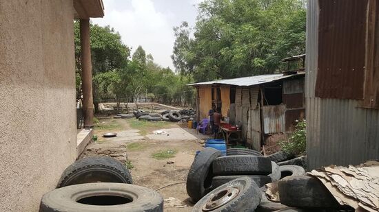 Rechts wird das Geschirr abgewaschen....