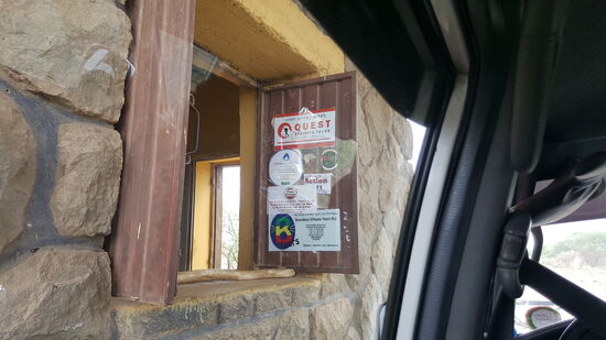 Nachmittags erreichen wir den Awash Nationalpark.
Hier sind 400 Birr Eintritt fällig, dafür bekommen wir auch noch einen bewaffneten Scout ins Auto