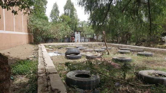 Ganz hinten ist das Klohäuschen...einfach nur ein Loch im Boden mit Wellblech drumherum. Ohne Tür..