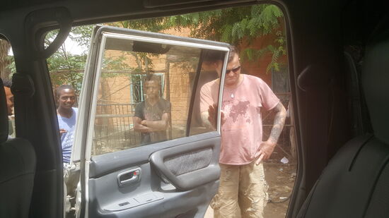 Alle bestaunen den bunten Körper........