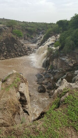 Obwohl noch keine Regenzeit ist, sind die Wasserfälle groß