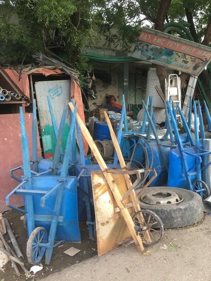 So eine Schubkarre könnten wir für Xenias Baustelle mitnehmen...