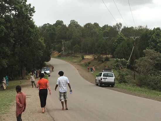 Wir fahren noch eine Stunde und steigen dann aus um ein stück zu laufen.
Natürlich werden wir von Kindern begleitet....
Nach einer halben Stunde gehts wieder mit dem Auto weiter...