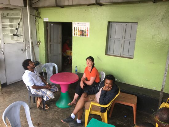 Gegen ein Uhr stoppen wir zum Mittagessen