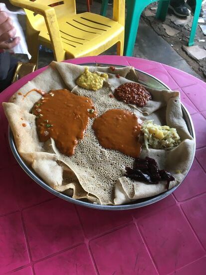 Es gibt Injera mit Gemüse und churro
