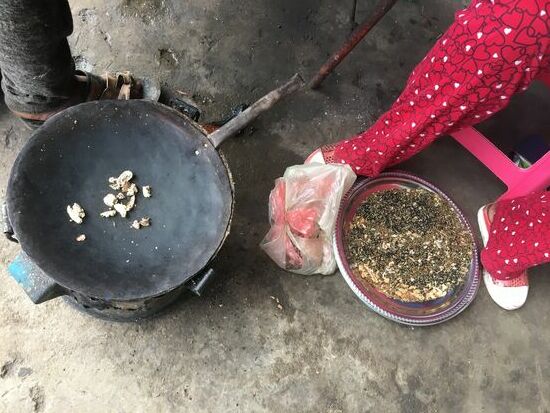 Danach gehen wir ein “Haus “ weiter zum Kaffee trinken...
Hier werden wieder die duftenden Kräuter geröstet..