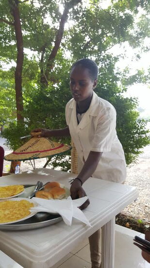 Das Frühstück wird immer auf Silbertabletts mit Korbdeckel serviert...