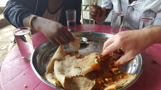 Wir essen alle von einem Teller mit den Fingern der rechten Hand.
Es schmeckt so gut, dass wir noch 2x nachbestellen...