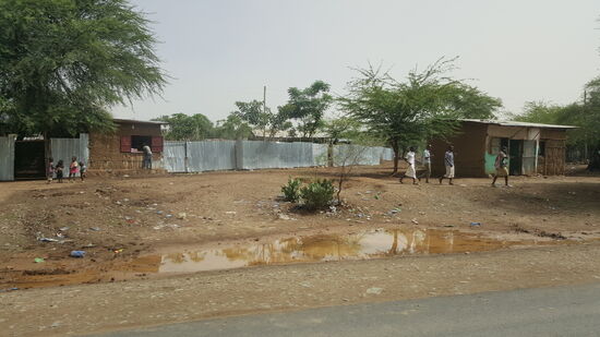 Spielende Kinder...und überall große Pfützen...